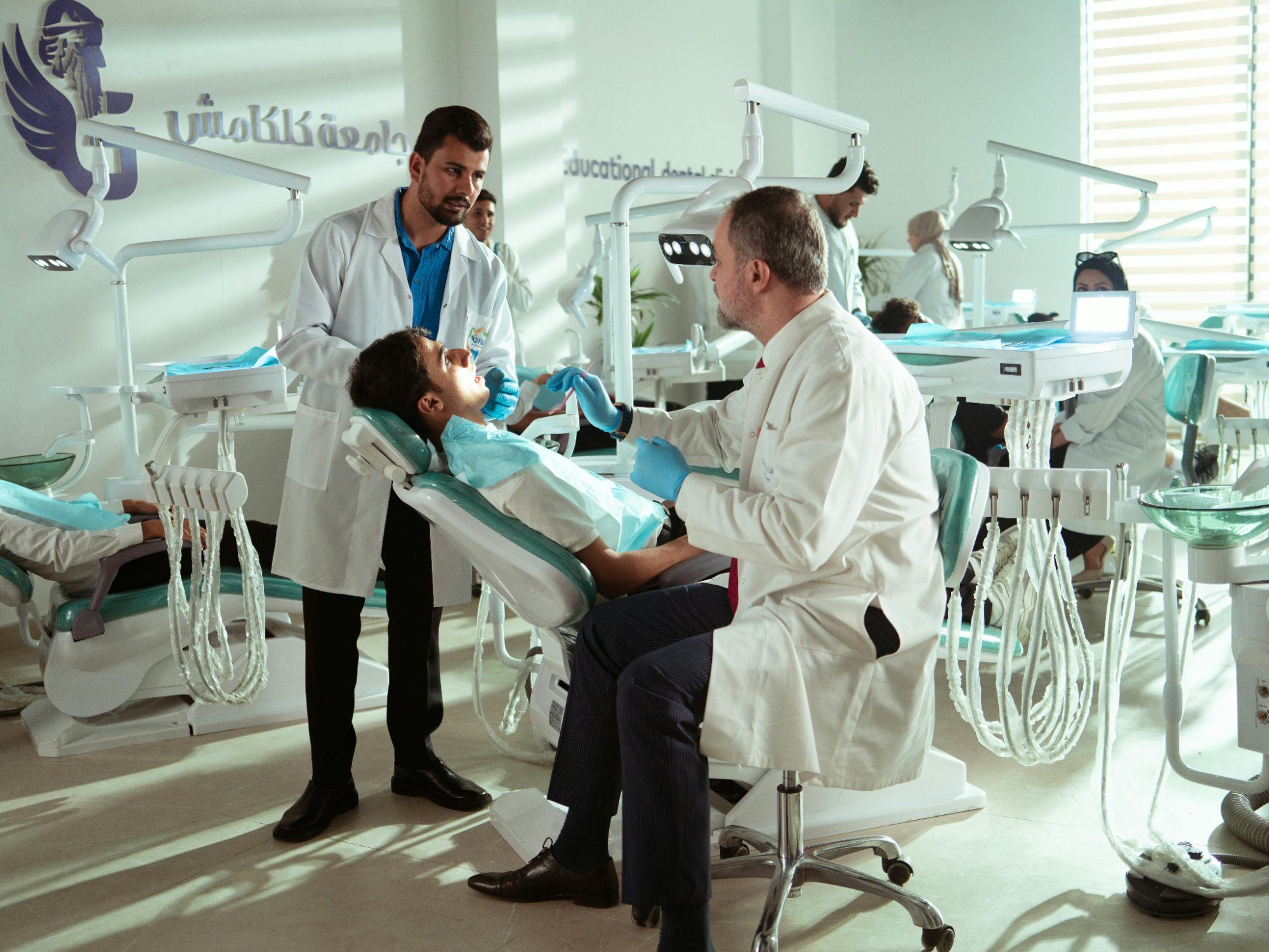 Dentista con paciente revisando resultados