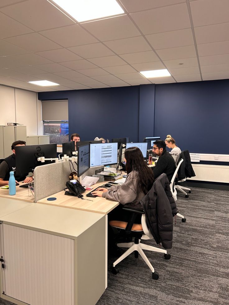 Equipo de NovaCentrax trabajando en la oficina